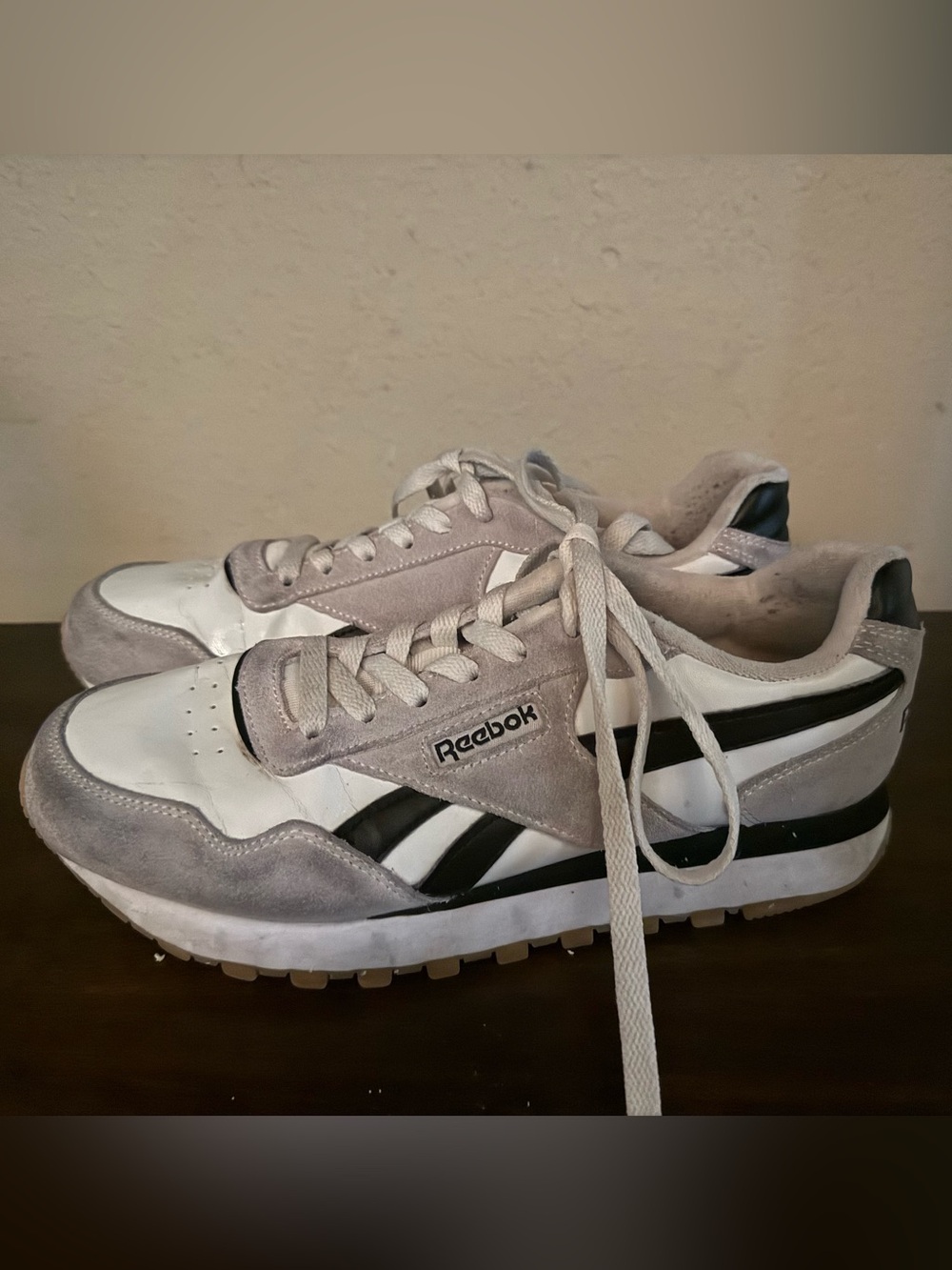 Reebok women’s casual Sneakers in White, Gray & Black - Picture 2 of 4